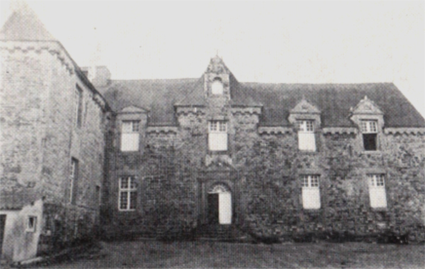 Ville de Plozal (Bretagne) : manoir de Kermarquer.