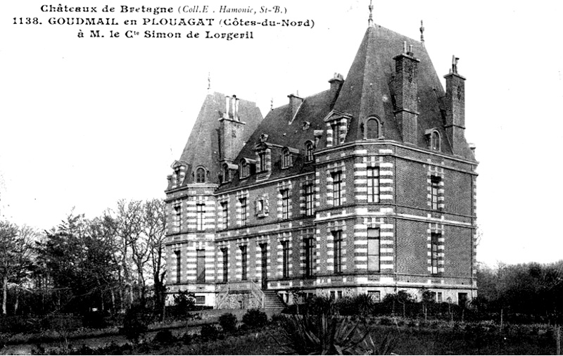 Plouagat (Bretagne) : château de Goudmail.