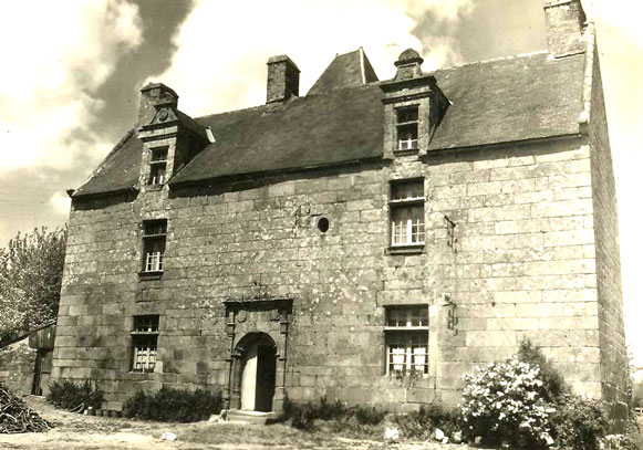 Plouaret (Bretagne) : manoir de Kerbridou