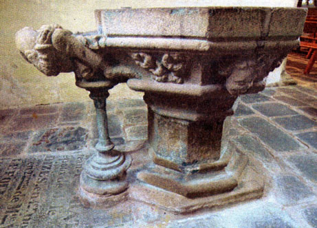 Eglise de Ploubezre (Bretagne) : fonts baptismaux