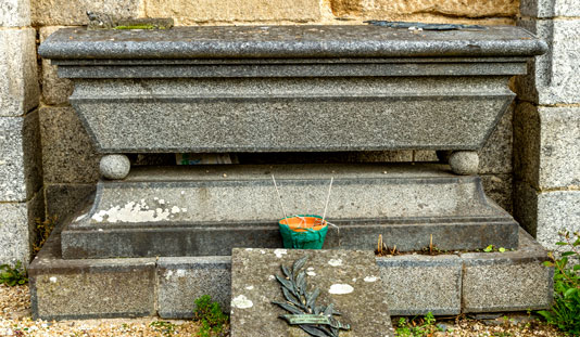 Eglise de Ploubezre (Bretagne) : tombe des Kergariou