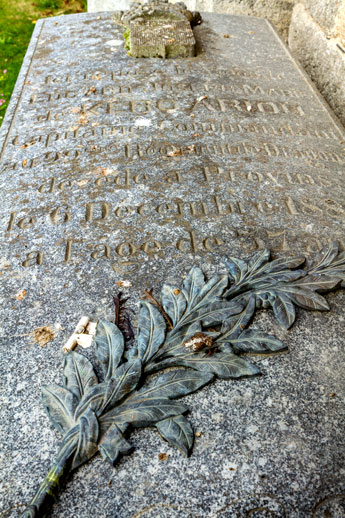 Eglise de Ploubezre (Bretagne) : tombe des Kergariou