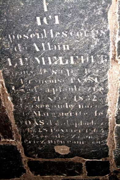 Pierre tombale de l'glise de Ploubezre (Bretagne)
