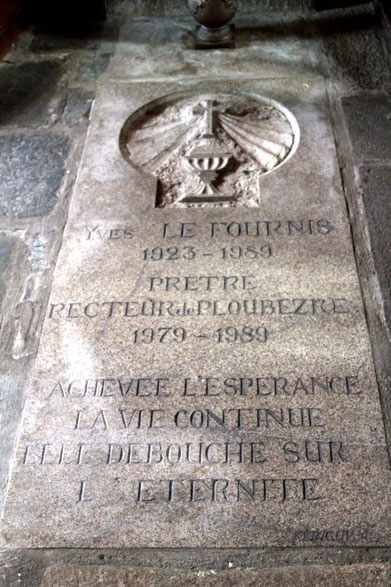 Pierre tombale de l'glise de Ploubezre (Bretagne)