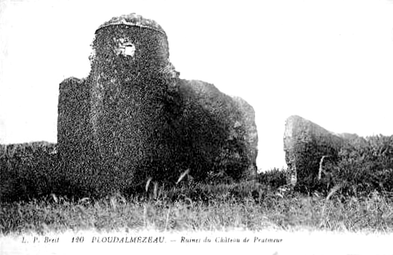 Ruines du manoir de Pratmeur à Ploudalmézeau (Bretagne).