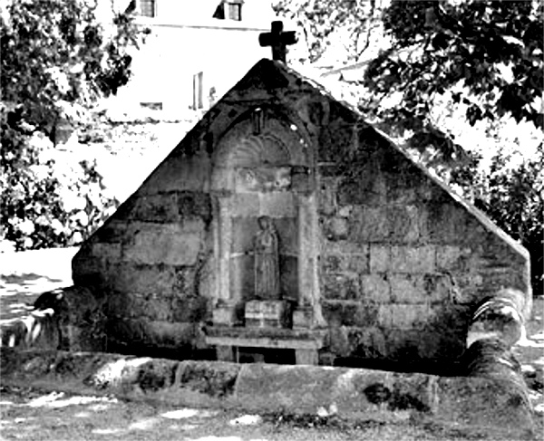 La fontaine Notre-Dame de Kerellon en Plounan (Bretagne).