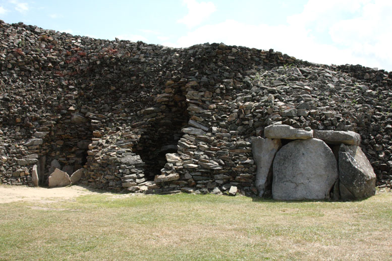 Plouzoch : cairn de Barnenez