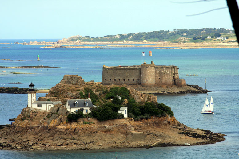 Plouzoch (Bretagne) : chteau du taureau.