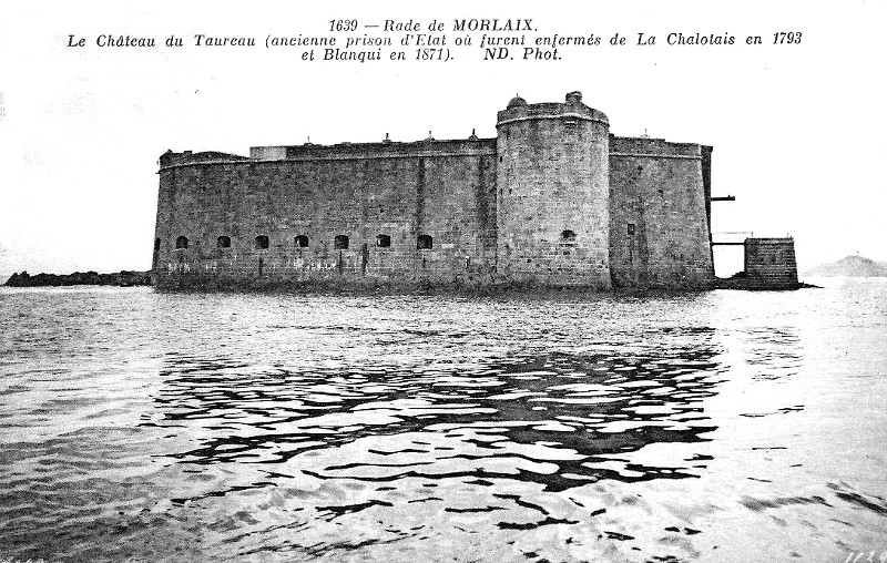 Plouzoch (Bretagne) : chteau du taureau.