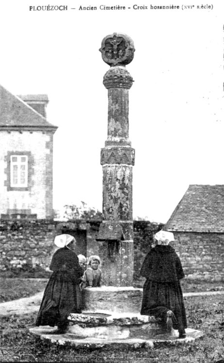 Ville de Plouzoch (Bretagne) : croix hosannire.