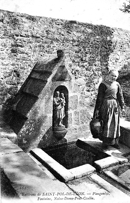 Fontaine de Plougoulm (Bretagne).