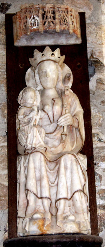 Vierge en albâtre en la chapelle Saint-Gonéry de Plougrescant (Bretagne)