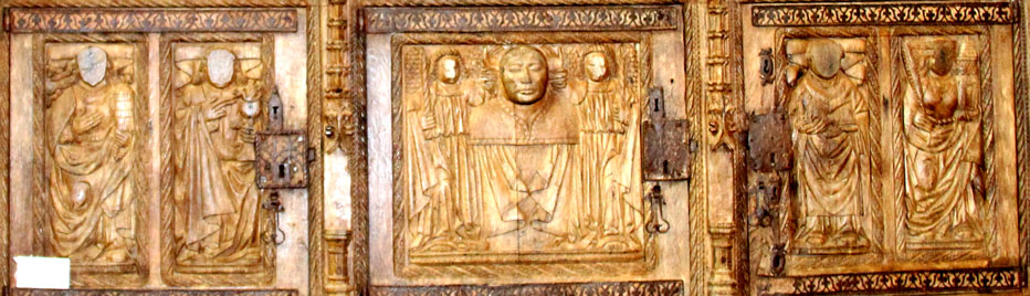 Meuble crédence en la chapelle Saint-Gonéry de Plougrescant (Bretagne)