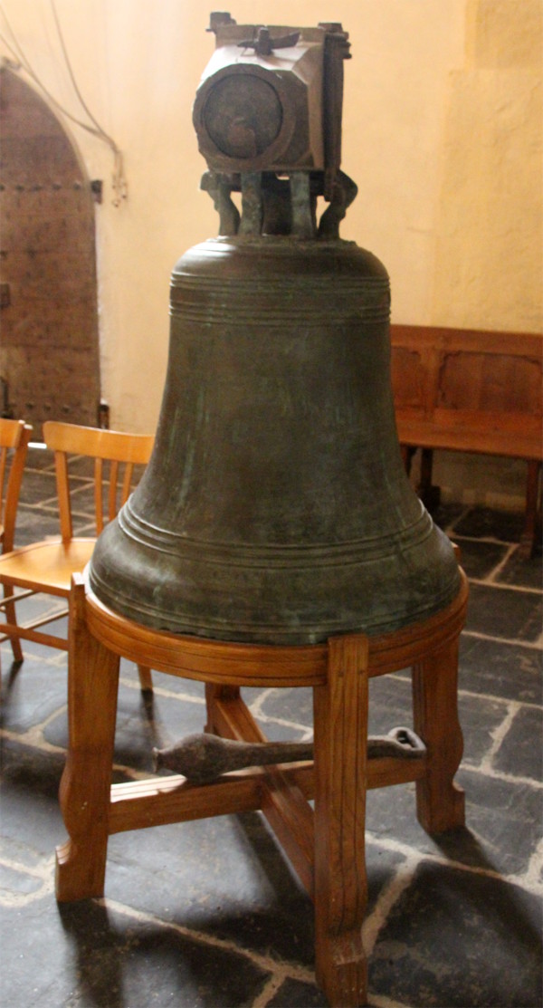 Cloche de la chapelle Kermaria-an-Iskuit de Plouha (Bretagne)