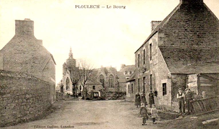 Le bourg et l'église de Ploulec'h