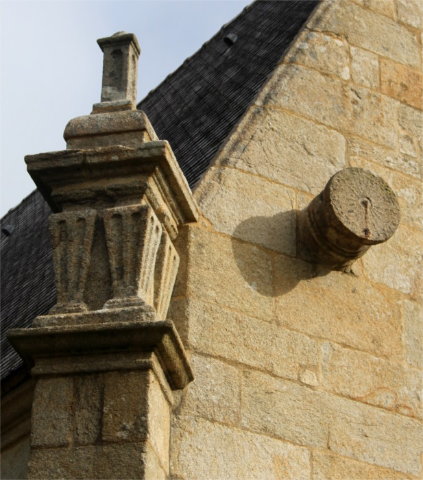 Chapelle Notre Dame de Bon Voyage à Plounérin (Bretagne) : cadran solaire.