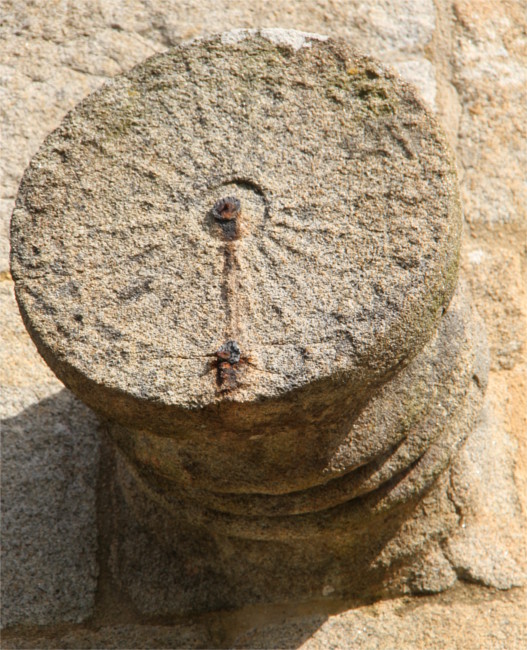 Chapelle Notre Dame de Bon Voyage  Plounrin (Bretagne) : cadran solaire.