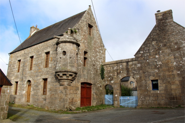 Plounrin (Bretagne) : manoir de Keraes.