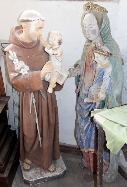 Plounrin (Bretagne) : statue de la sacristie.