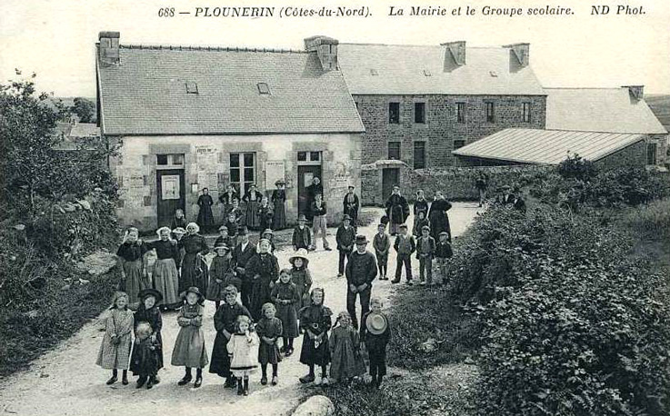 Mairie et groupe scolaire de Plounérin (Bretagne).