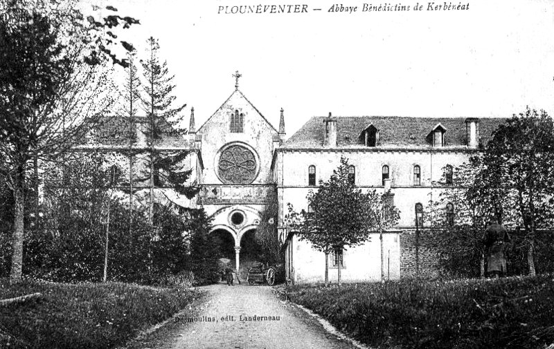 Abbaye de Kerbéneat à Plounéventer (Bretagne).