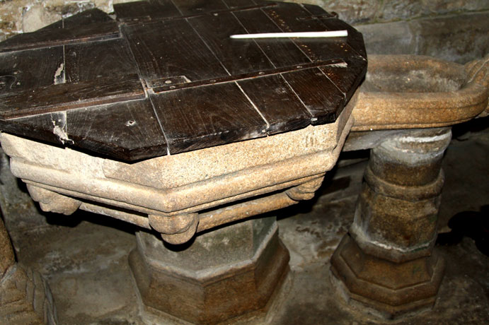 Fonts baptismaux de l'glise Saint-Pierre de Plounvez-Modec (Bretagne)
