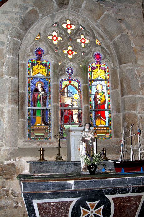 Autel latral de l'glise Saint-Pierre de Plounvez-Modec (Bretagne)