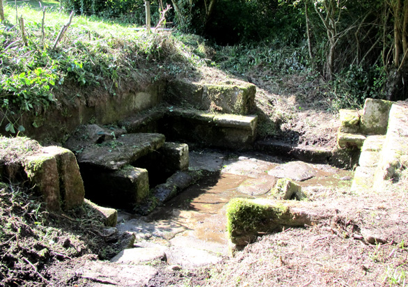 Plounvez-Modec (Bretagne) : fontaine de la chapelle de Keramanac'h