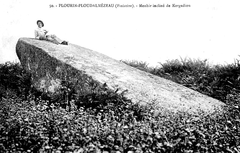 Menhir de Kergadiou  Plourin (Bretagne).