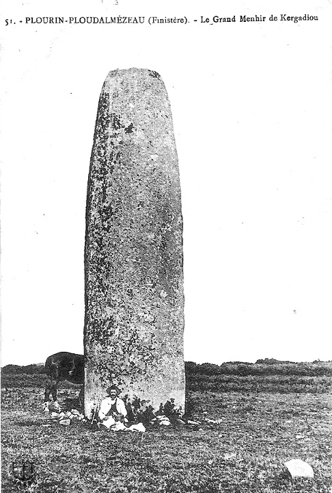 Menhir de Kergadiou à Plourin (Bretagne).