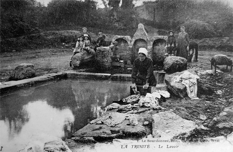 Fontaine et lavoir de Plouzan (Bretagne).