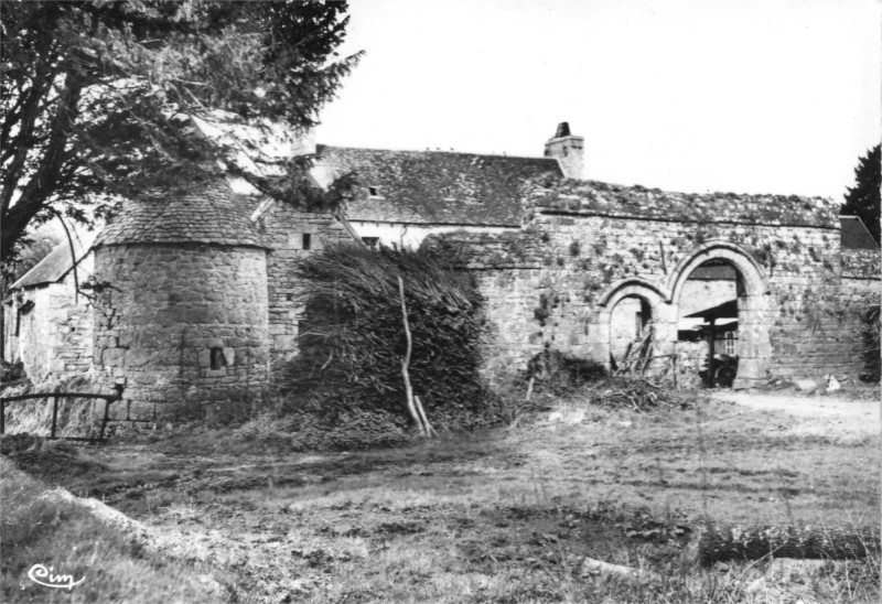 Chteau de Kerbav ou Kerpav  Plouzlambre (Bretagne).