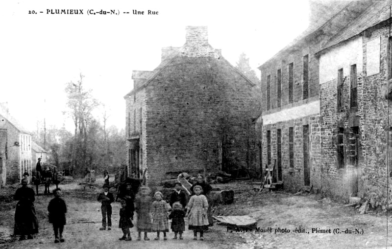 Ville de Plumieux (Bretagne).