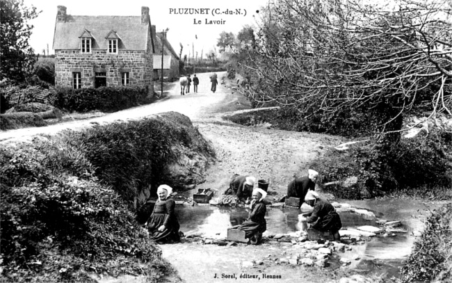 Ville de Pluzunet (Bretagne) : le lavoir.