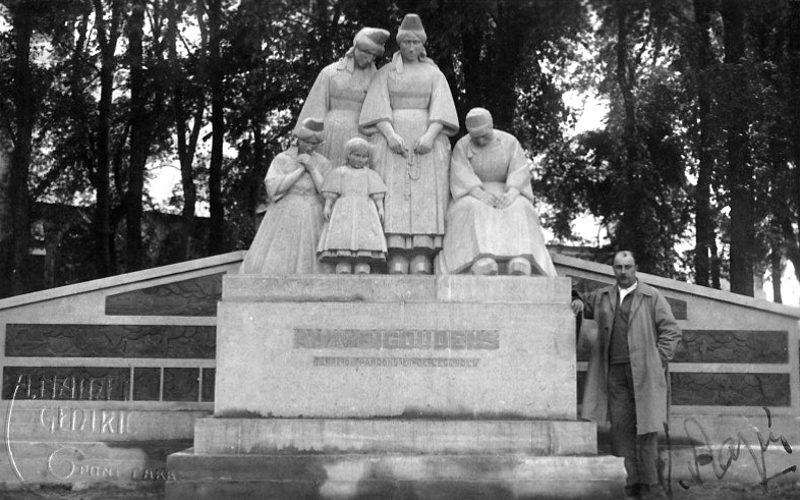 Ville de Pont-l'Abb (Bretagne) : monument aux Bigoudens.