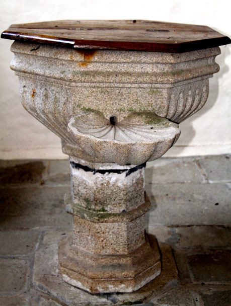 Fonts baptismaux de l'glise Saint-Jean-Baptiste de Pont-Melvez (Bretagne)