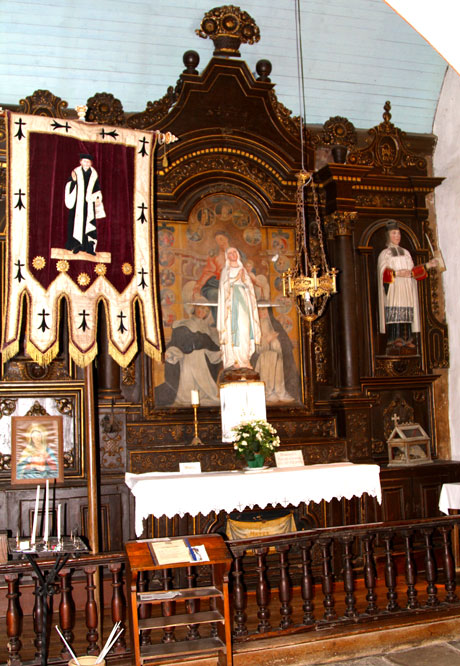 L'autel latral de l'glise Saint-Herv de Quemperven (Bretagne)