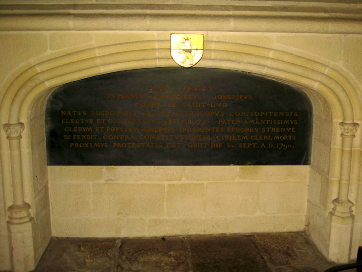 Quimper : cathdrale Saint-Corentin (Plaque tombale de Monseigneur Conan de Saint-Luc)