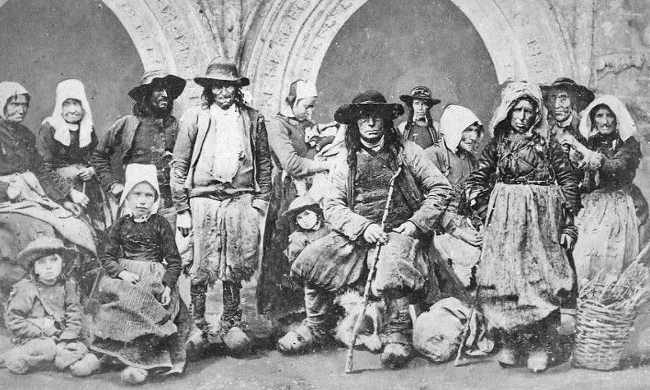 Des mendiants devant la cathdrale de Quimper (Bretagne).