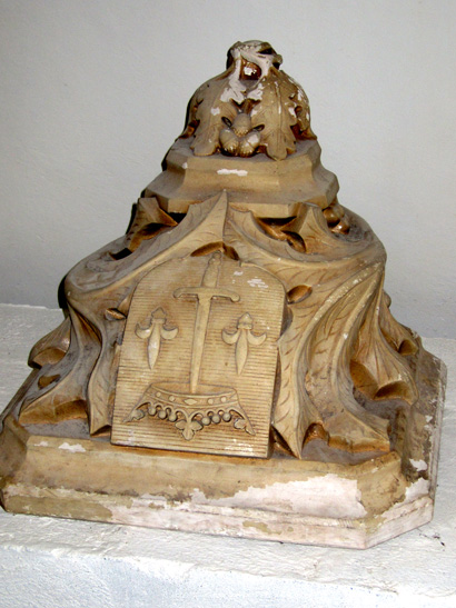 Quimperl : anciens chapiteaux de l'abbaye de Sainte-Croix