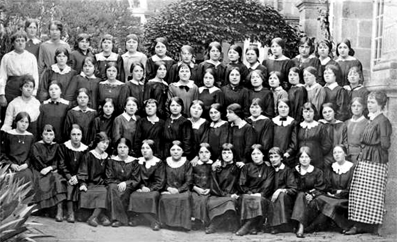 Quimperl (Bretagne) : cole des filles vers 1910.