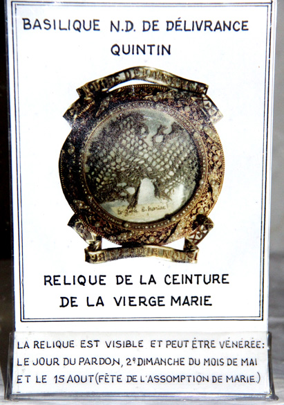 Eglise-basilique de Quintin (Bretagne) : relique ceinture