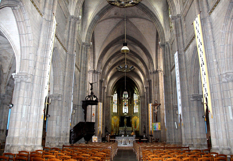 Eglise-basilique de Quintin (Bretagne)