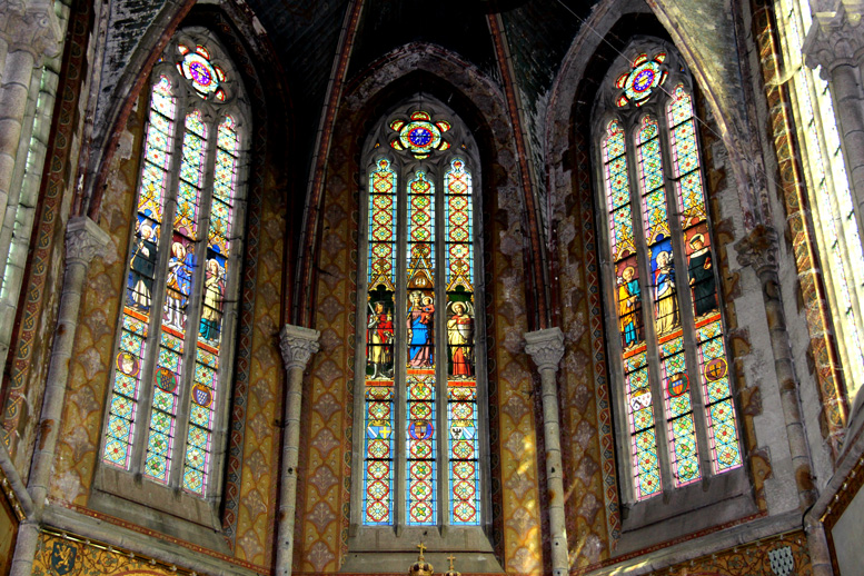 Eglise-basilique de Quintin (Bretagne) : verrire de l'abside