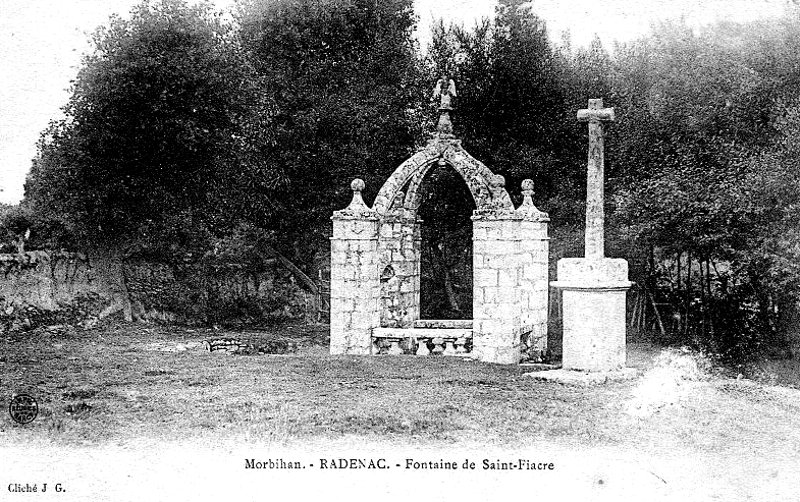 Fontaine de Radenac (Bretagne).