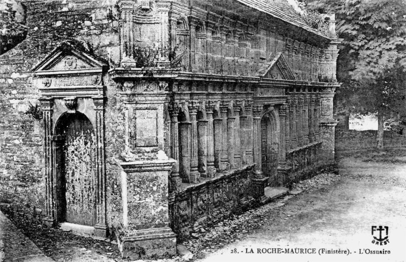 L'ossuaire de La Roche-Maurice (Bretagne).