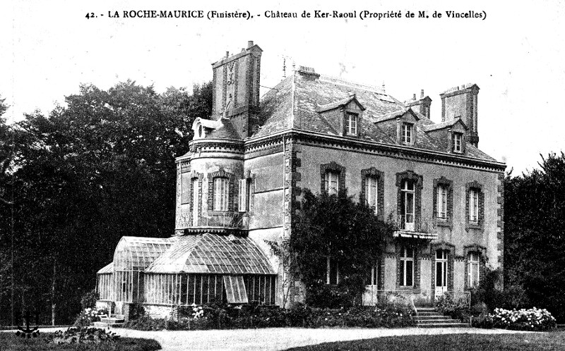 Chteau ou manoir de Kerraoul  la Roche-Maurice (Bretagne).