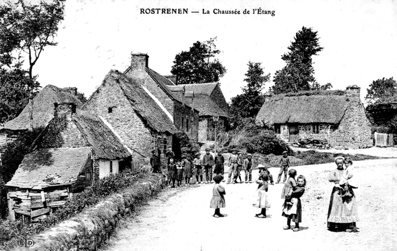 Ville de Rostrenen (Bretagne) : la Chaussée de l'Etang.