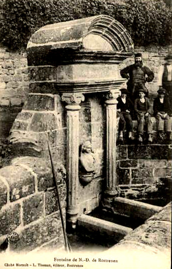 Rostrenen (Bretagne) : Fontaine de Notre-Dame du Roncier