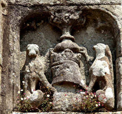 Ecusson de l'glise Notre-Dame de Runan (Bretagne)